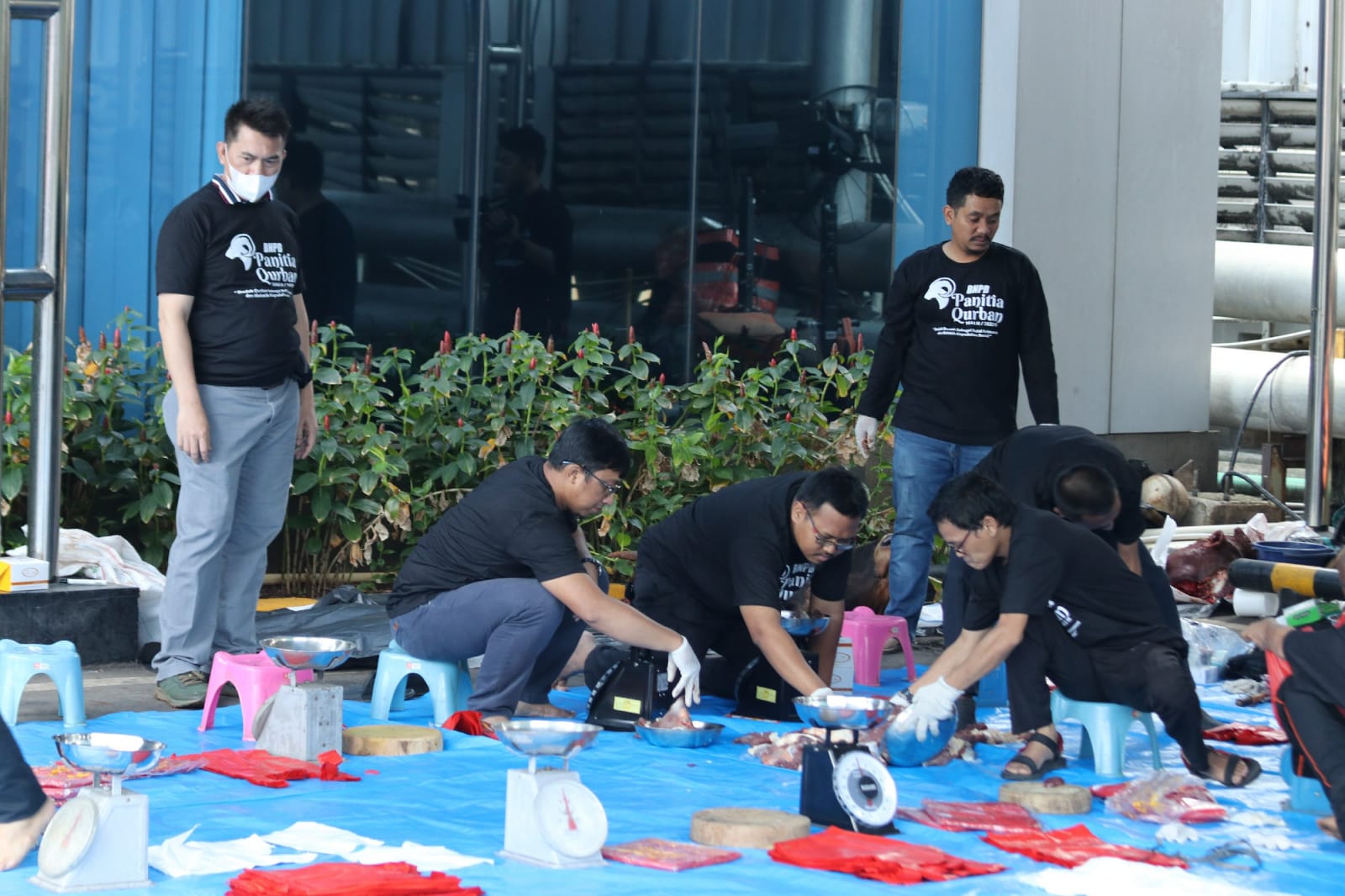 Suasana pelaksanaan qurban Idul Adha di Lingkungan BNPB pada Jumat (30/6).